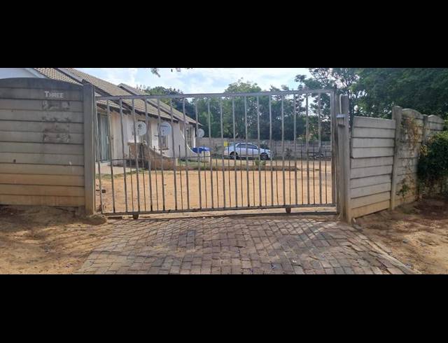 6 BEDROOM HOUSE FOR SALE IN BLOUBOSRAND